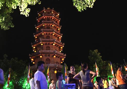 Hàng nghìn người chen chân dự đại lễ Phật đản