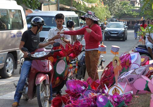 Hàng nghìn người chen chân dự đại lễ Phật đản