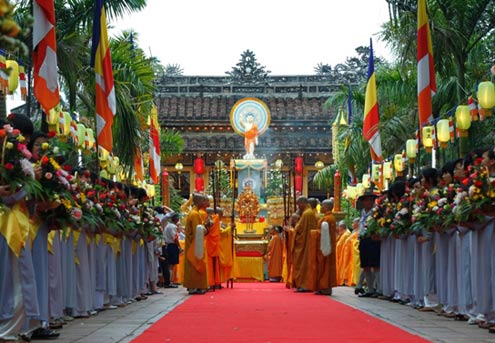 Hàng nghìn người chen chân dự đại lễ Phật đản