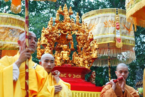 Hàng nghìn người chen chân dự đại lễ Phật đản