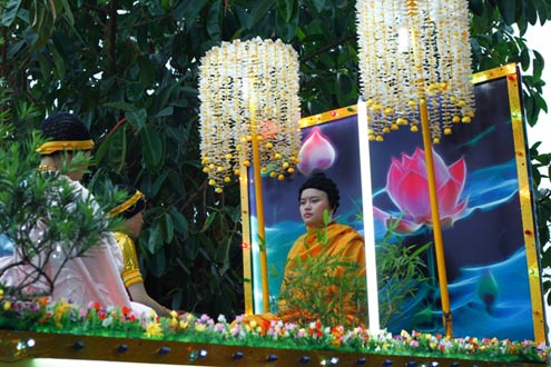 Hàng nghìn người chen chân dự đại lễ Phật đản