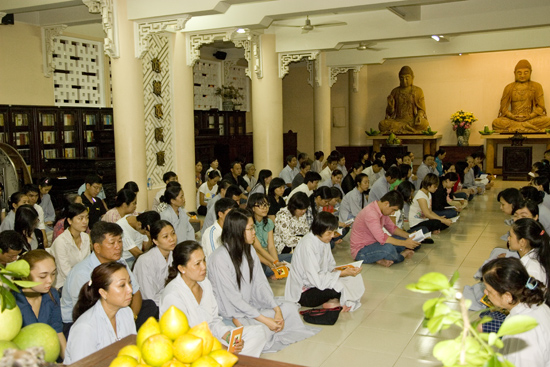 TPHCM: Lễ bông hồng cài áo chùa Viên Giác
