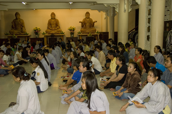 TPHCM: Lễ bông hồng cài áo chùa Viên Giác