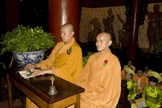 TPHCM: Lễ bông hồng cài áo chùa Viên Giác