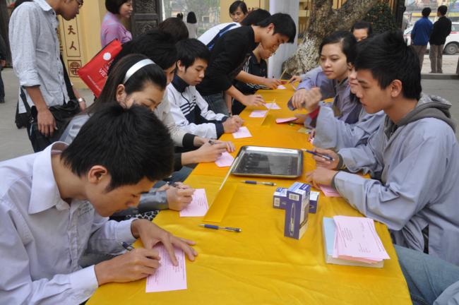Học sinh Thủ đô được tư vấn thi ĐH tại... chùa