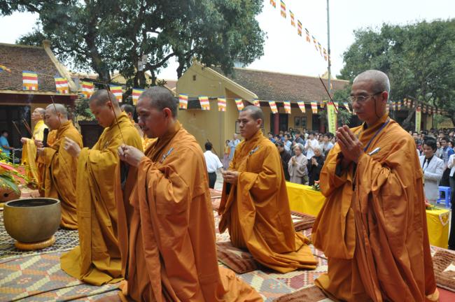 Học sinh Thủ đô được tư vấn thi ĐH tại... chùa