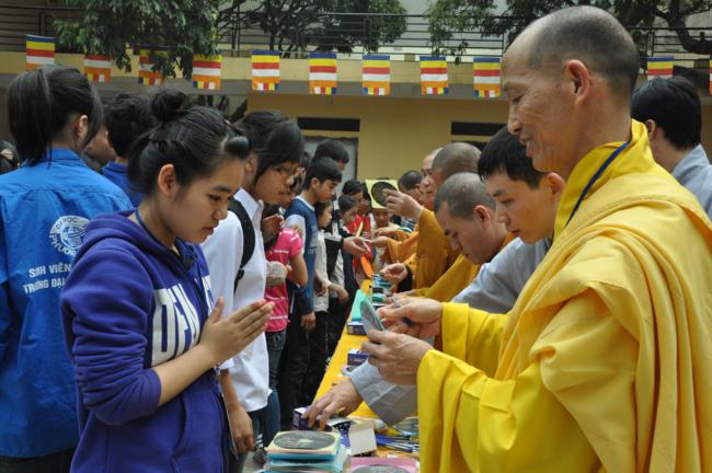 Học sinh Thủ đô được tư vấn thi ĐH tại... chùa