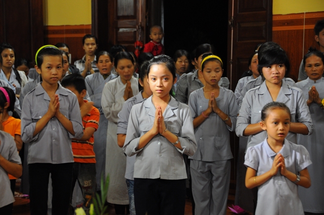 Thắp nến tri ân mùa Báo Hiếu