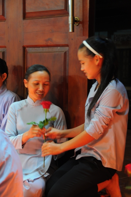 Thắp nến tri ân mùa Báo Hiếu