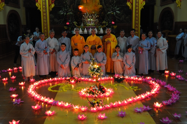 Thắp nến tri ân mùa Báo Hiếu