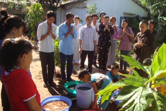 Long An: Chùa An Phú tổ chức Đại lễ Vu Lan và phát quà khám chữa bệnh cho bà con địa phương