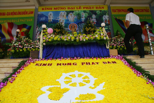 Đông đảo người dân viếng chùa dịp lễ Phật đản