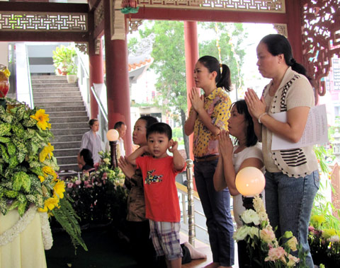 Người Sài Gòn nô nức mừng lễ Phật đản