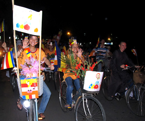 Người Sài Gòn nô nức mừng lễ Phật đản