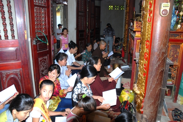 Chùa Linh Sơn Vạn Phúc tổ chức cho thiếu niên nhi đồng đi thăm quan, đọc Kinh và cầu nguyện
