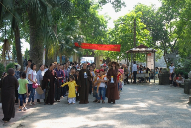 Chùa Linh Sơn Vạn Phúc tổ chức cho thiếu niên nhi đồng đi thăm quan, đọc Kinh và cầu nguyện