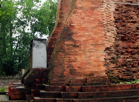 Khai quật quanh tháp cổ nhất miền Tây