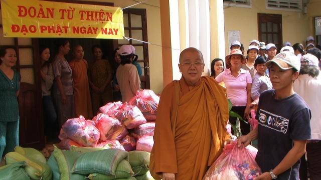 Đoàn Từ Thiện Đạo Phật Ngày Nay thăm và tặng quà tại Bình Thuận