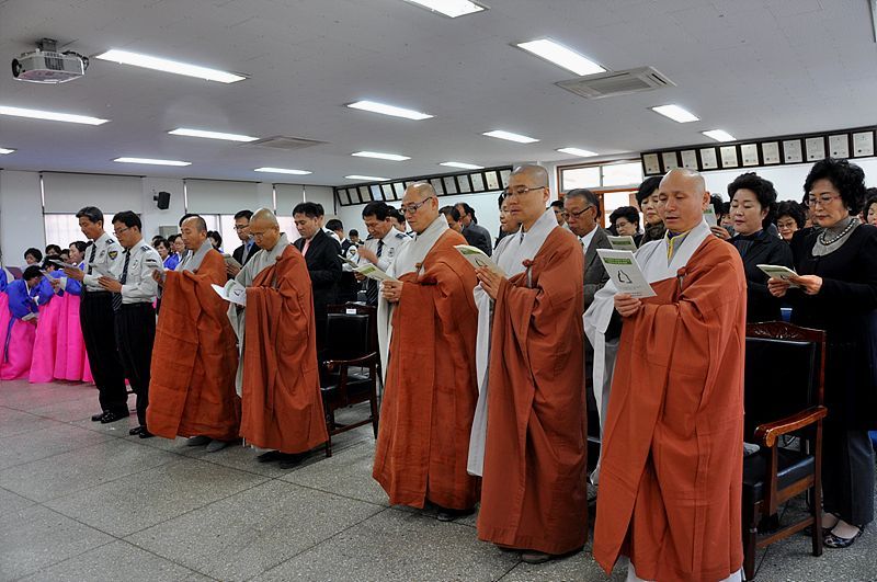 Hàn Quốc : Cảnh Sát quận Giang Nam (Gangnam -  江南) An vị Phật