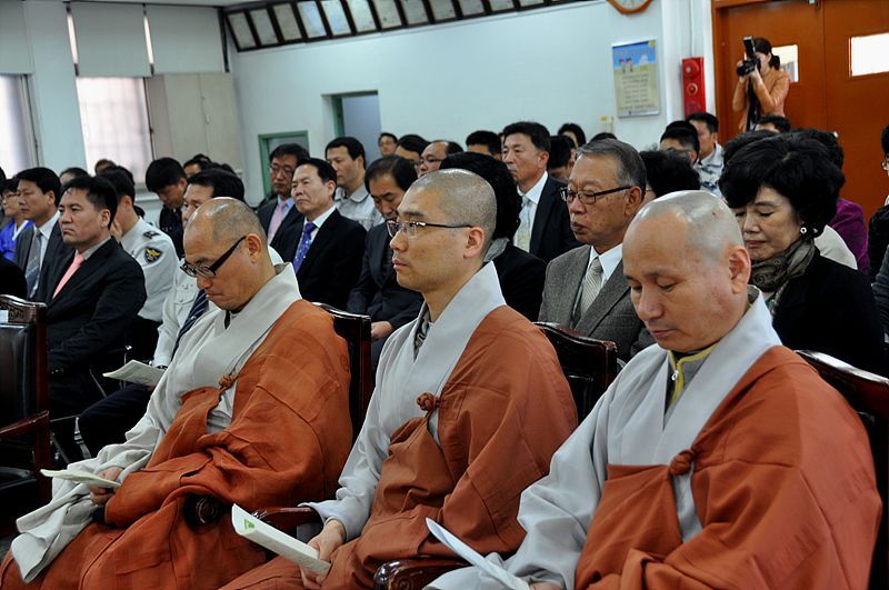 Hàn Quốc : Cảnh Sát quận Giang Nam (Gangnam -  江南) An vị Phật