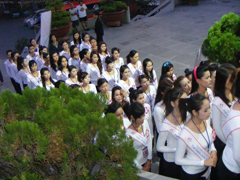 Buổi thiền hành tại chùa Vĩnh Nghiêm cho 65 thí sinh cuộc thi Hoa hậu các dân tộc Việt Nam