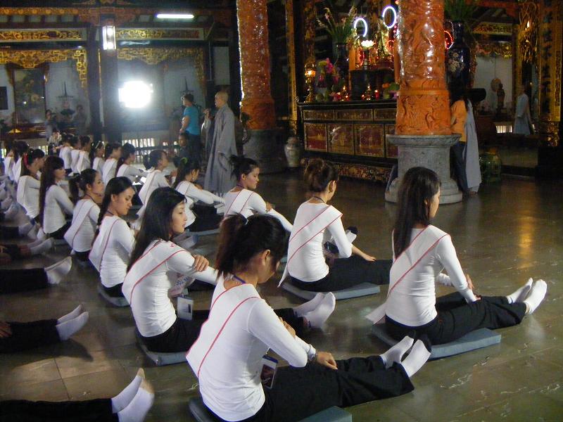 Buổi thiền hành tại chùa Vĩnh Nghiêm cho 65 thí sinh cuộc thi Hoa hậu các dân tộc Việt Nam