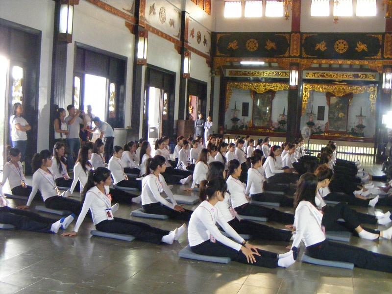 Buổi thiền hành tại chùa Vĩnh Nghiêm cho 65 thí sinh cuộc thi Hoa hậu các dân tộc Việt Nam