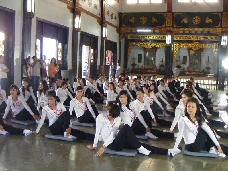 Buổi thiền hành tại chùa Vĩnh Nghiêm cho 65 thí sinh cuộc thi Hoa hậu các dân tộc Việt Nam