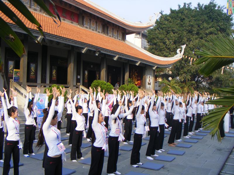 Buổi thiền hành tại chùa Vĩnh Nghiêm cho 65 thí sinh cuộc thi Hoa hậu các dân tộc Việt Nam