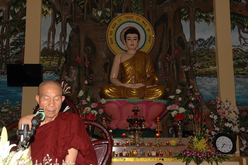 Chùm ảnh: Thắp nến cầu nguyện tại thiền viện Phước Sơn - Đồng Nai nhân khóa tu thiền Vipassana