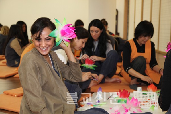 Thí sinh Hoa hậu Châu Á Thái Bình Dương vào Chùa Hàn Quốc tu học