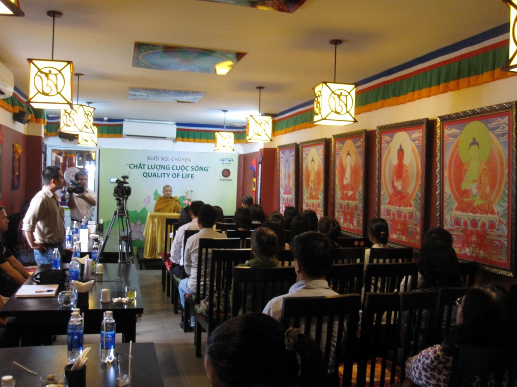 Doanh Nhân tham dự Thiền tại nhà hàng Chay