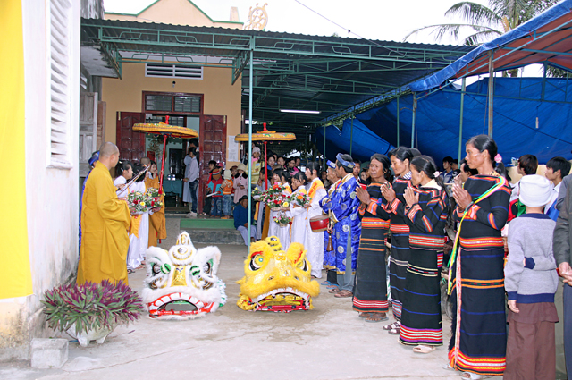 Gia Lai: Đêm Khánh Đản Phật A-Di-Đà và Lễ Đặt Đá Trùng Tu Chánh Điện Chùa Linh Hội