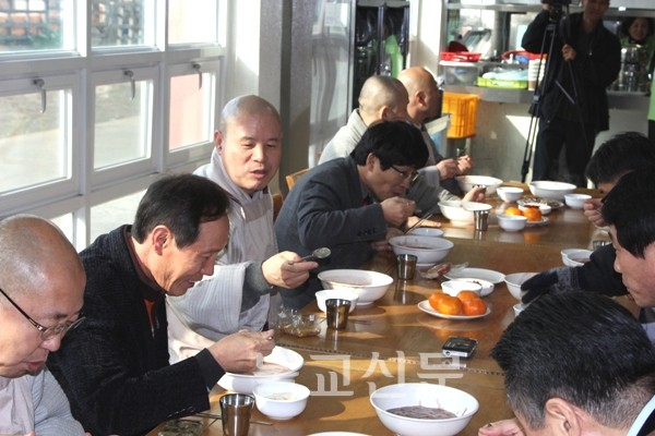 Thiền phái Tào Khê chia sẻ Từ thiện mùa Đông