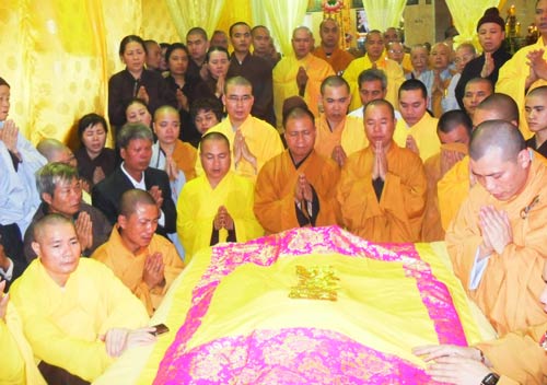 Lễ nhập kim quan Trưởng lão Hòa thượng Thích Thanh Tứ