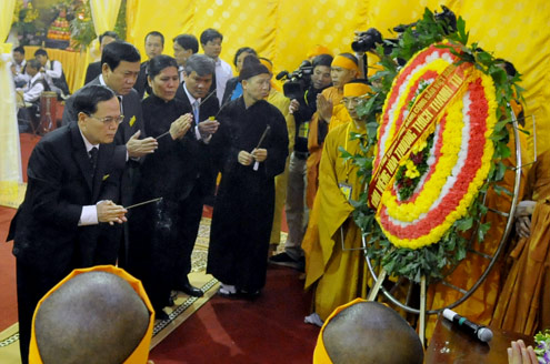 Tăng ni, phật tử tiễn biệt Hòa thượng Thích Thanh Tứ