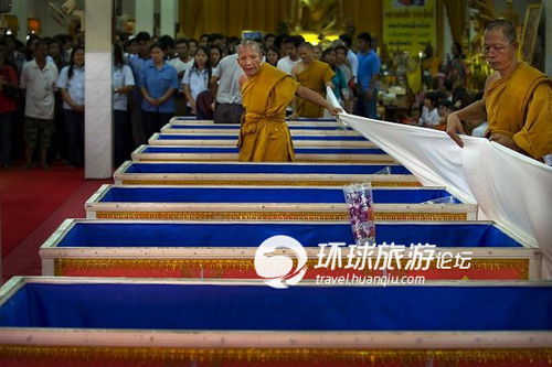 Rùng mình đám tang dành cho người sống