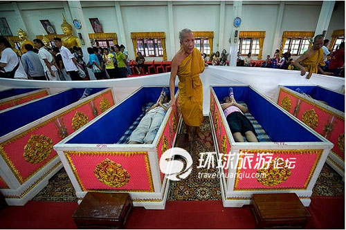 Rùng mình đám tang dành cho người sống