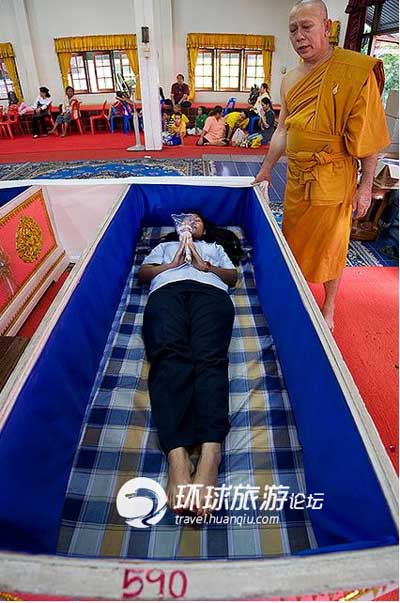 Rùng mình đám tang dành cho người sống