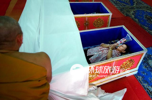 Rùng mình đám tang dành cho người sống