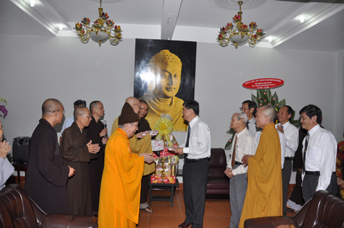 Lãnh đạo TPHCM thăm Giáo hội Phật giáo