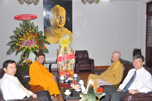 Lãnh đạo TPHCM thăm Giáo hội Phật giáo