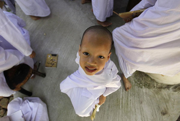 Nữ sinh Thái vào chùa làm ni cô