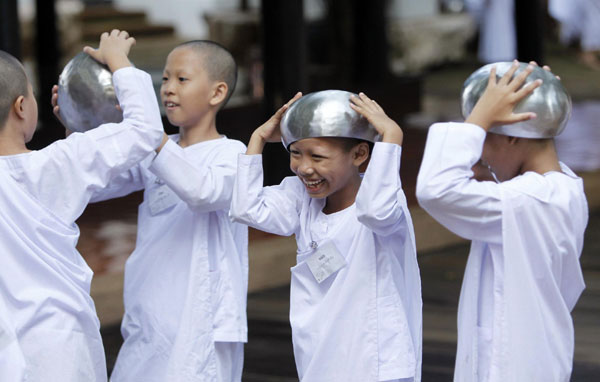 Nữ sinh Thái vào chùa làm ni cô