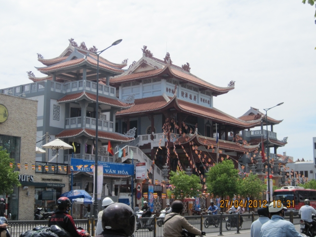 Chùm ảnh: Chuẩn bị đại lễ Phật đản PL 2556 - DL 2012