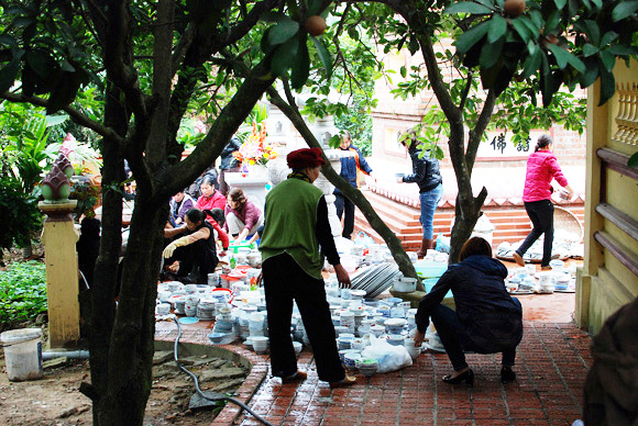 Hàng ngàn người nô nức lên chùa ăn chay