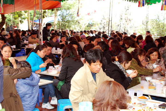 Hàng ngàn người nô nức lên chùa ăn chay