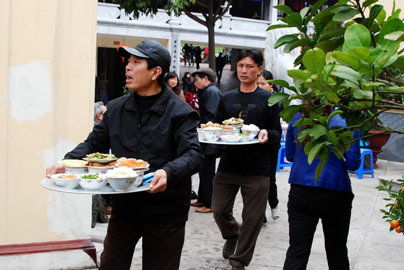 Hàng ngàn người nô nức lên chùa ăn chay
