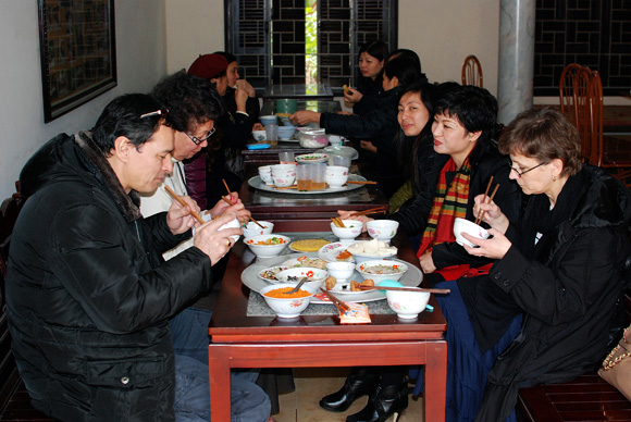 Hàng ngàn người nô nức lên chùa ăn chay