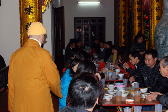 Hàng ngàn người nô nức lên chùa ăn chay